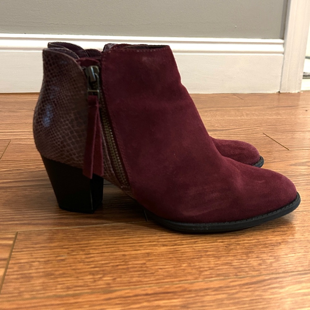 Like New Vionic Burgundy Ankle Boots